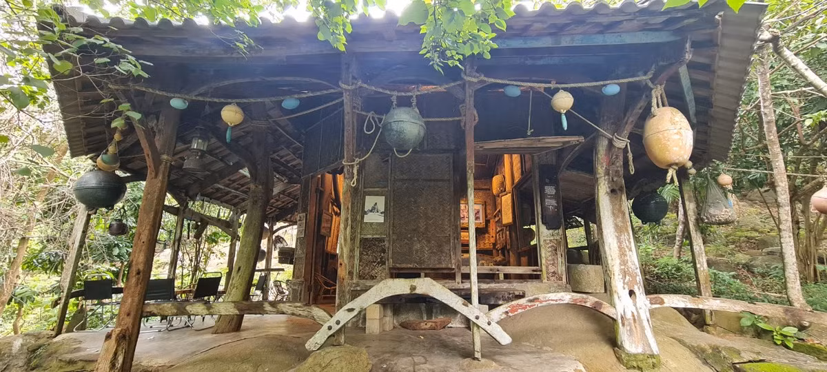  Ngôi nhà được làm từ hai con thuyền gỗ, ba con thuyền nan và năm cái thúng chai cũ của làng chài Nam Thọ.