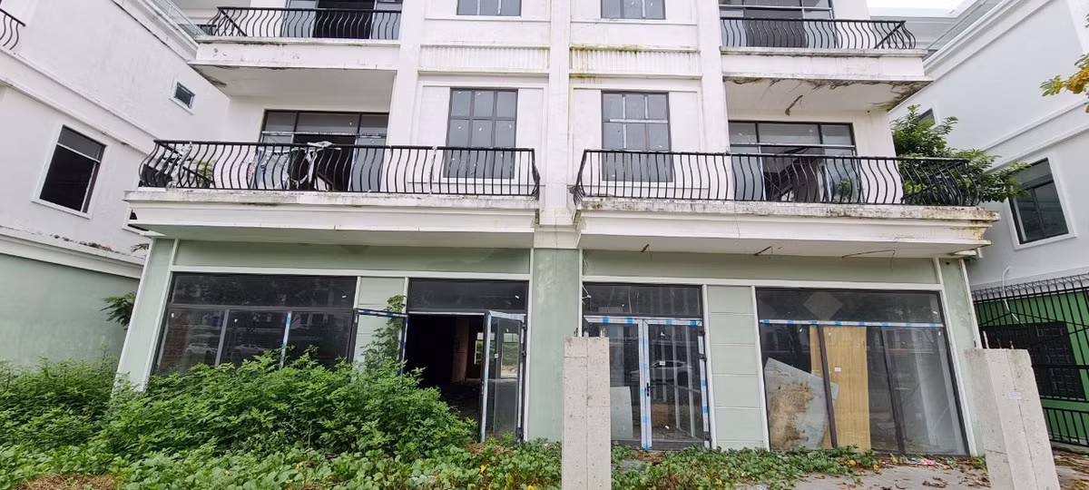 Dự án từng được hứa hẹn sẽ trở thành một khu dân cư an sinh tốt nhất khu vực với điều kiện sinh thái hoàn hảo bậc nhất, giờ không một bóng người.