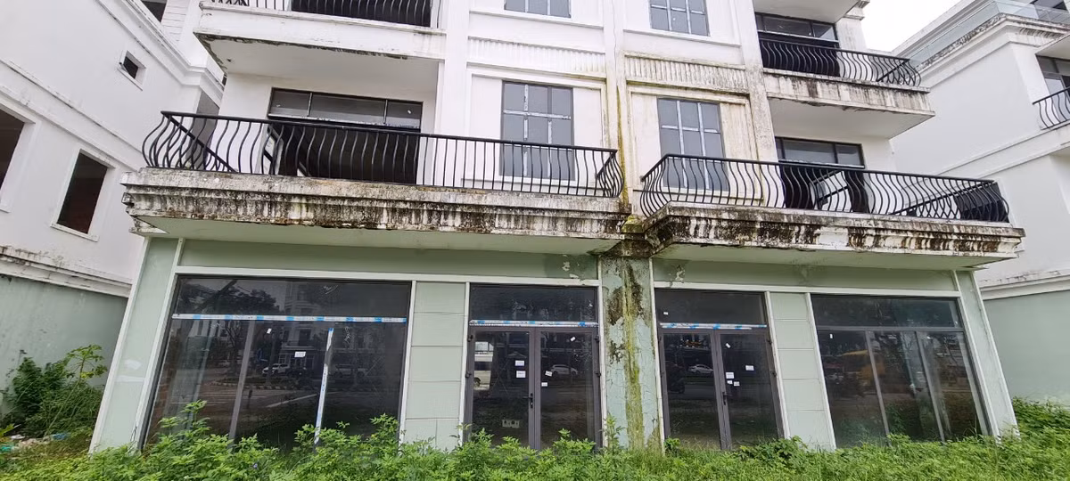 Chủ một công ty môi giới bất động sản cho biết, hiện tại nhu cầu thuê hoặc mua các shophouse rất thấp nên dù đã rao nhiều tháng hoặc nhiều năm vẫn không thể giao dịch được .