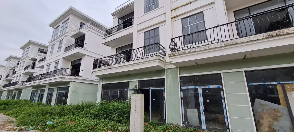 Từng được giới thiệu là siêu dự án sở hữu vị trí đắc địa bậc nhất khu vực Tây Bắc thành phố, dãy shophouse được rao bán hơn chục tỷ mỗi căn giờ hoang tàn, nhếch nhác đến khó tin.