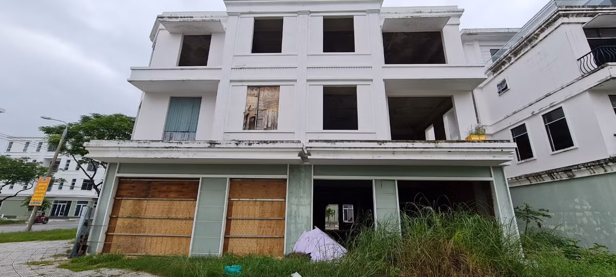  Tuy nhiên, thời gian qua, nhiều dự án shophouse tại TP. Đà Nẵng rơi vào tình cảnh ế ẩm, nhiều căn shophouse đã rao cho thuê nhiều tháng thậm chí nhiều năm liền nhưng đành bỏ trống vì không có người thuê.