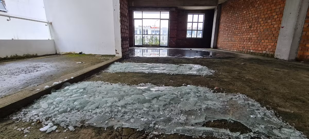 Do bỏ hoang lâu ngày, nhiều hạng mục của dãy shophouse đã xuống cấp trầm trọng, cửa kính vỡ tung tóe khắp nơi.