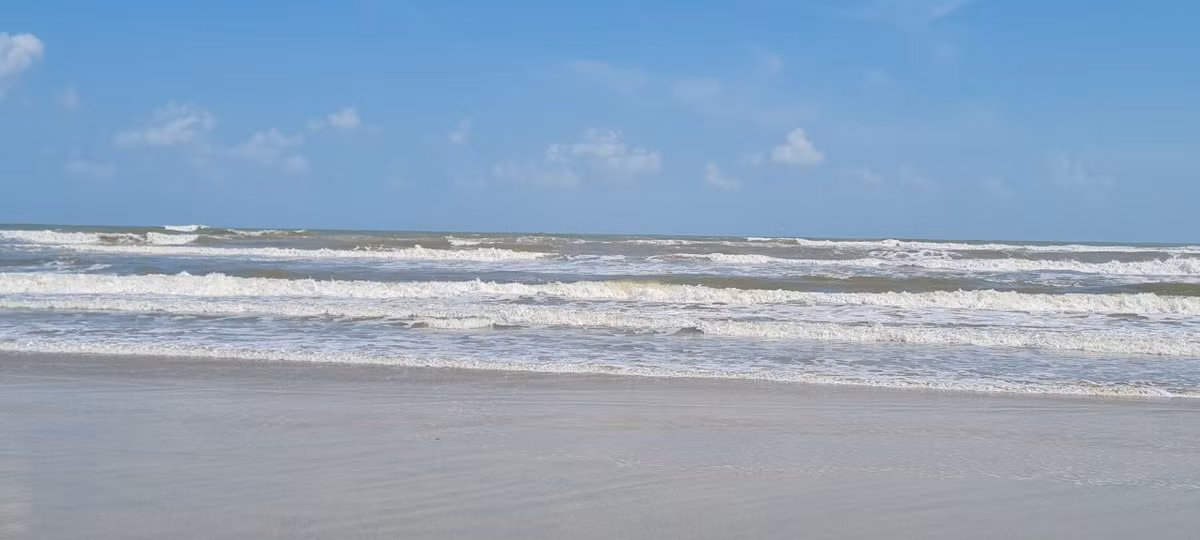 Nơi đây là địa điểm du lịch lý tưởng dành cho những du khách yêu thích nét đẹp yên bình, thơ mộng của những bãi cát trắng trải dài cùng làn nước biển trong xanh.