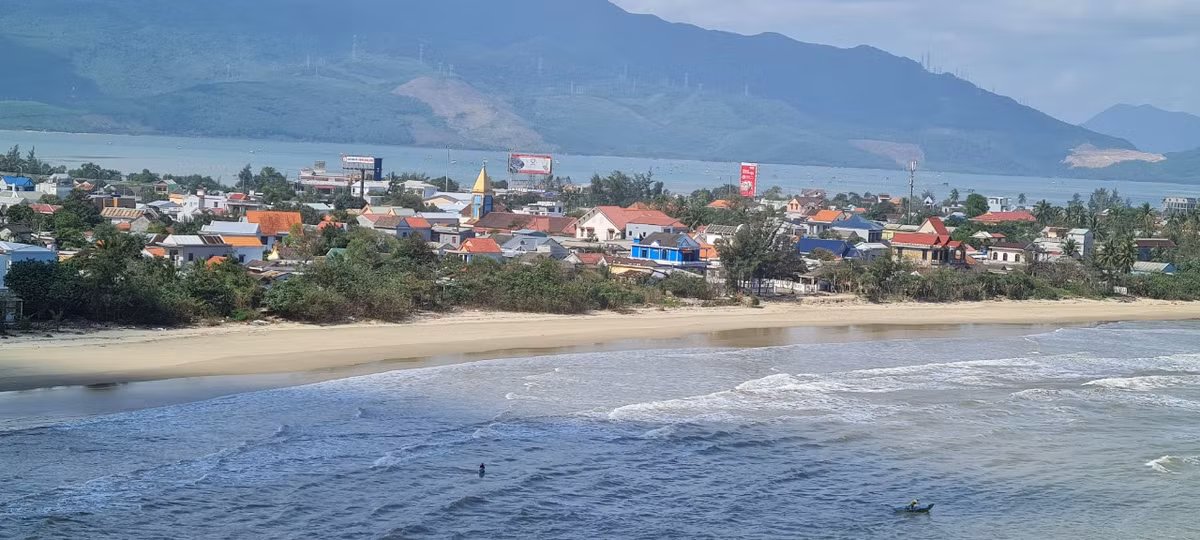 Vịnh Lăng Cô, Huế thuộc địa phận thị trấn Lăng Cô, huyện Phú Lộc, tỉnh Thừa Thiên- Huế. Vịnh nằm cách trung tâm thành phố Huế hơn 60km và cách thành phố Đà Nẵng gần 30km.