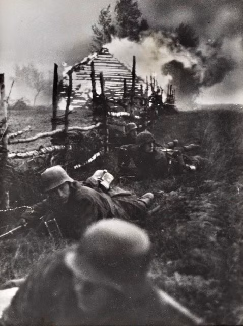 Lính SS bò rạp trên đồng cỏ. Nguồn ảnh: Washington History Online