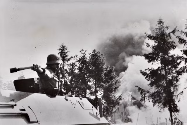 Lính Đức trong xe tăng ném lựu đạn Stg24 từ trong xe thiết giáp. Nguồn ảnh: Washington History Online