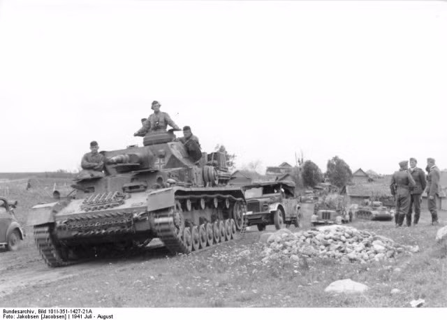 Các xe tăng Panzer IV gần Witebsk, tháng 7/1941. Thời kỳ này, vũ khí chống tăng của Liên Xô rất hạn chế, thường binh sĩ chỉ có lựu đạn đánh cự ly gần, súng trường chống tăng thì khó mà chọc thủng giáp tăng Panzer III/IV. Nguồn ảnh: Washington History Online