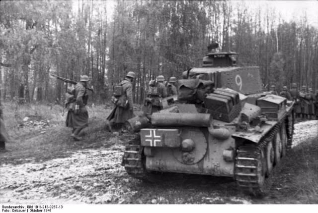 Binh sĩ và xe tăng thuộc cụm Tập đoàn quân Bắc áp sát Leningrad, tháng 10/1941. Nguồn ảnh: Washington History Online