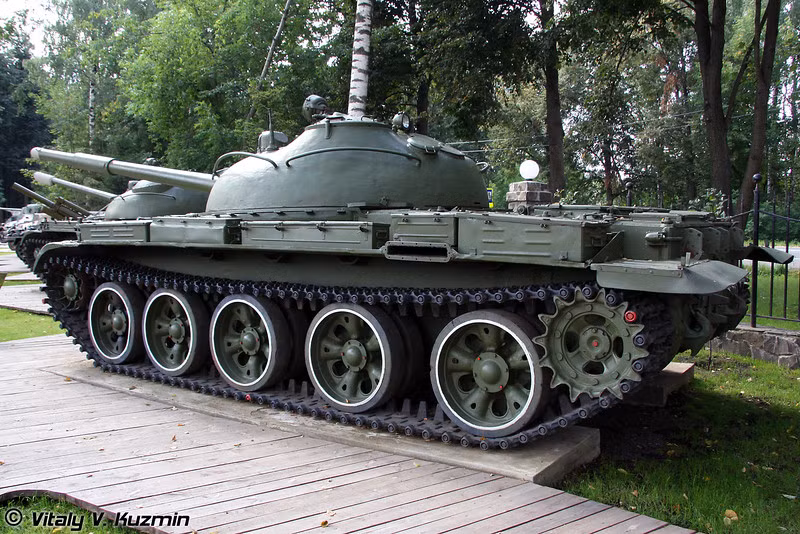 Xe tăng chiến đấu chủ lực T-62 – phiên bản hiện đại hóa sâu trên cơ sở T-55 với pháo chính uy lực 115mm U-5TS. Nguồn ảnh: Vitaly-Kuzmin