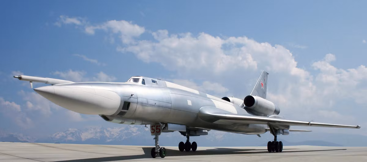 Tupolev Tu-22 Blinder là máy bay ném bom - trinh sát phản lực siêu âm được chế tạo dưới thời Liên Xô giai đoạn 1960 – 1969 với tổng số 311 chiếc xuất xưởng nhằm thay thế cho loại Tu-16 Badger. Ảnh Airlines.net