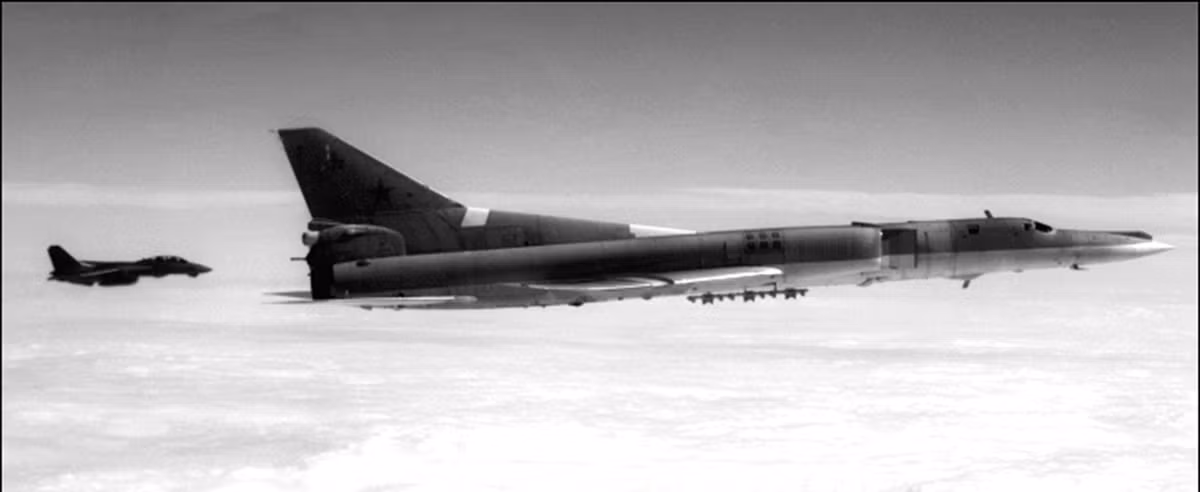 Chiếc F-14 của không quân Mỹ quá nhỏ bé bên cạnh siêu máy bay Tupolev Tu-22 Blinder nhưng chưa hẳn đã dám thực hiện các động tác “nguy hiểm” như Tu-22. Ảnh US Navy