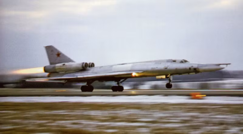 Màn trình diễn này của Tu-22 Blinder đủ khiến người xem "dựng tóc gáy", cảm giác ấy còn tăng lên gấp bội nếu ở ngay dưới bụng chiếc phi cơ khi nó lướt qua. Ảnh Airlines.net
