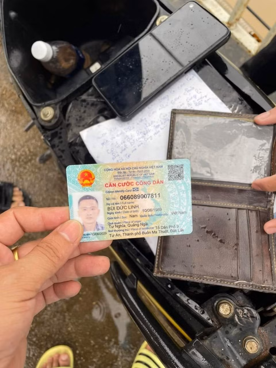 Người đàn ông để lại xe máy cùng thư tuyệt mệnh, nghi nhảy cầu - Hình 2 Nguoi dan ong de lai xe may cung thu tuyet menh, nghi nhay cau-Hinh-2