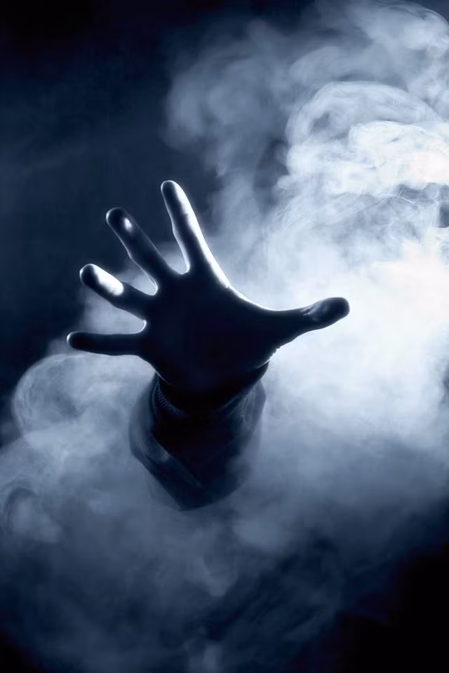 Vào thời xưa, một số căn bệnh nguy hiểm khiến nhiều người chết mà không tìm ra phương pháp chữa trị thì người dân đều cho rằng nó liên quan đến "bàn tay ma".