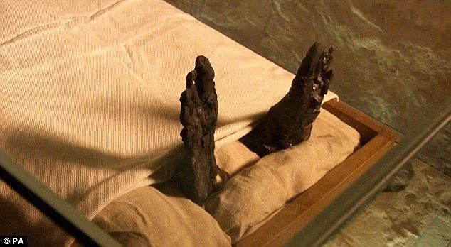 Đến năm 1922, nhóm của nhà khảo cổ Howard Carter tìm thấy lăng mộ của Tutankhamun trong tình trạng nguyên vẹn, không có dấu hiệu từng bị mộ tặc xâm phạm.