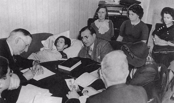 Điển hình là trường hợp của Mollie Maggia, 22 tuổi. Vào năm 1922, Maggia phải nghỉ làm ở nhà máy đồng hồ sau khi bị đau răng. Nha sĩ nổ từng chiếc răng đau của cô.