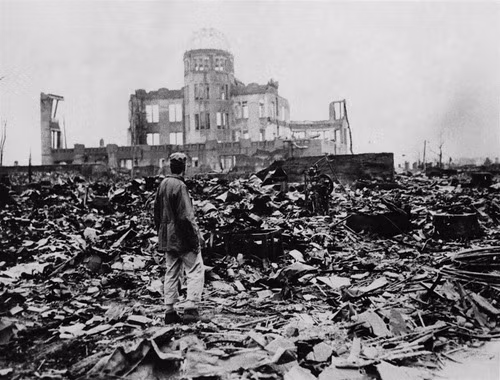Vụ nổ bom nguyên từ này phá hủy hầu hết thành phố Hiroshima, khiến nơi đây gần như bị san phẳng. Khoảng 130.000 người chết trong vụ nổ bom hạt nhân nguy hiểm này.