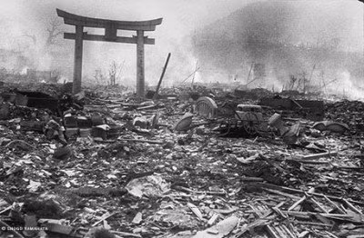 Đến ngày 9/8/1945, quả bom hạt nhân thứ hai mang biệt danh Fat Man được Mỹ ném xuống thành phố Nagasaki. Giống như vụ nổ cách đó 3 ngày, quả bom hạt nhân thứ hai đã cướp đi sinh mạng của khoảng 60.000 - 70.000 người.