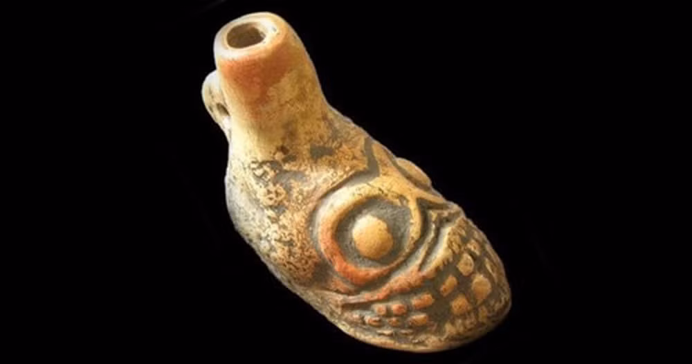 Âm thanh khi thổi "còi tử thần" của người Aztec vô cùng đáng sợ. Người ta mô tả âm thanh của chiếc còi này giống như tiếng hét của ngàn người chết hay âm thanh của con người gào thét trong đau đớn hoặc tiếng thét của ma quỷ.