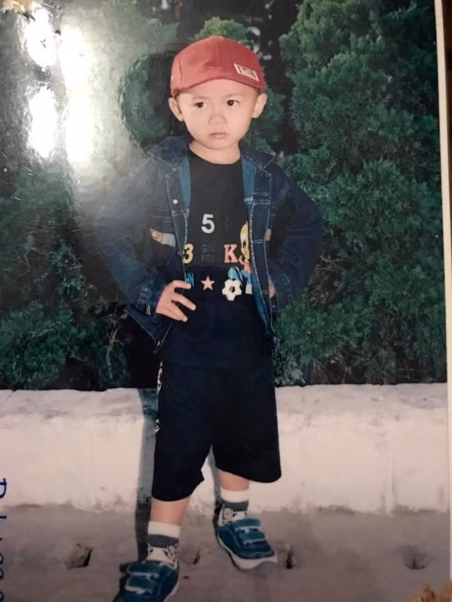 Việt Cường được nhận xét "đẹp trai từ bé" hay "dậy thì quá thành công" khi so sánh nhan sắc ngày ấy - bây giờ.