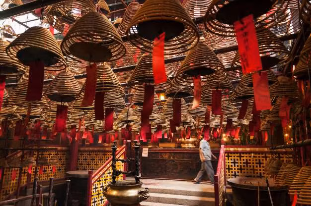 Đền Man Mo, Hong Kong được xây dựng vào năm 1847, nhằm tôn vinh Thần Man và Thần Mo.