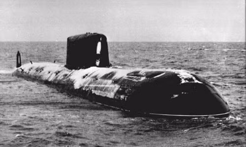 Vào ngày 7/4/1989, Komsomolets K-278 - tàu ngầm lớp Plavnik thuộc dự án 685 của Liên Xô gặp tai nạn thảm khốc. Một vụ cháy tàu ngầm xảy ra gây hậu quả nghiêm trọng. Trước khi gặp nạn, tàu được mệnh danh là "bất khả xâm phạm" bởi các tàu ngầm hay tàu săn ngầm đối phương không đủ khả năng đe dọa nó.