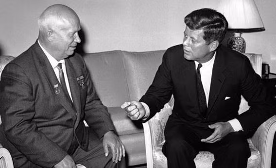 Ban đầu, Liên Xô không đồng ý điều kiện của Mỹ. Thay vào đó, Liên Xô ra điều kiện nước này sẽ rút tên lửa nếu Mỹ cũng rút tên lửa Jupiter ra khỏi Thổ Nhĩ Kỳ.