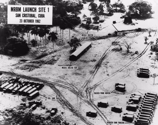 Vì vậy, tháng 5/1962, Hội đồng Quốc phòng Liên Xô đệ trình kế hoạch có tên “Chiến dịch Anadyr”. Nội dung kế hoạch là nhằm bí mật triển khai tên lửa đạn đạo tầm trung R-12 và R-14 có khả năng mang đầu đạn hạt nhân ở Cuba.