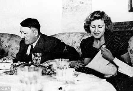 Vào sáng 30/4/1945, Hitler tự sát trong hầm ngầm bằng súng lục sau khi uống một viên xyanua để không bị rơi vào tay Hồng quân Liên Xô.
