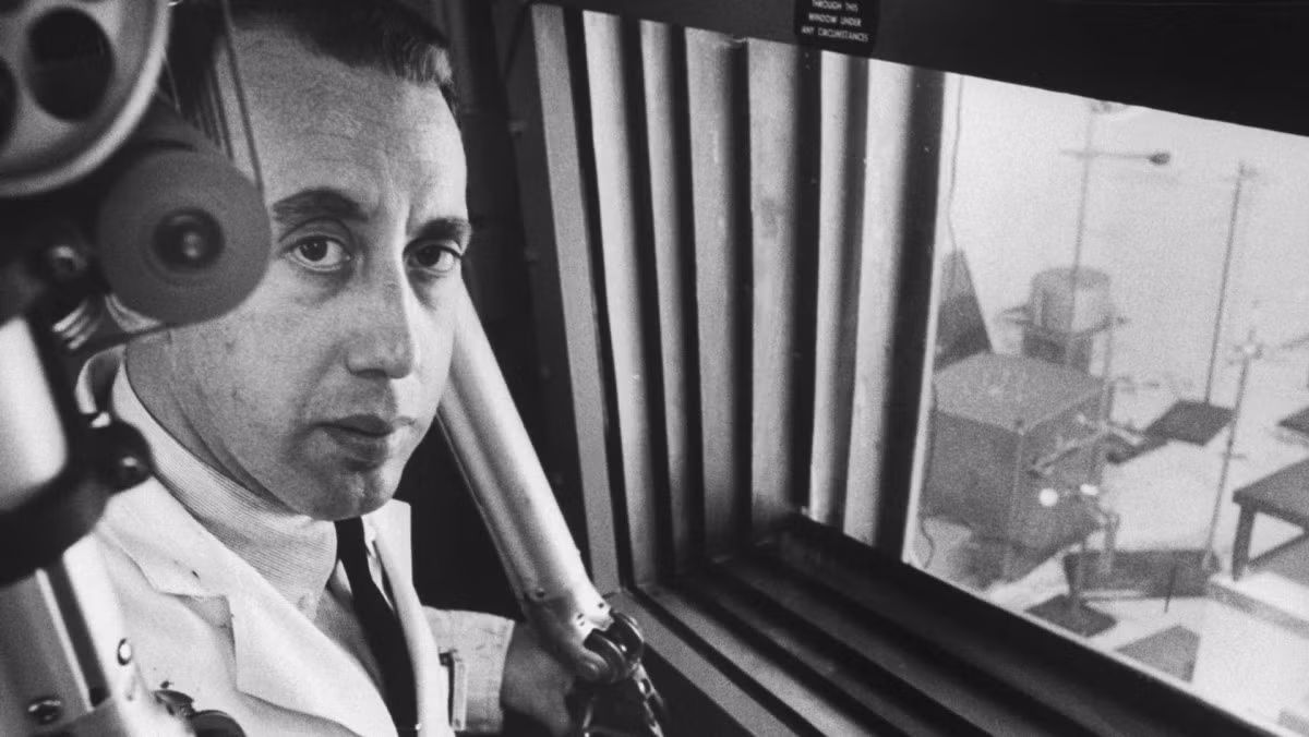 Là giám đốc Dự án A119, Tiến sĩ Leonard Reiffel từng lo lắng về vụ nổ hạt nhân có tạo ra đủ cơn địa chấn để đánh giá cấu trúc ngay tức thì của Mặt Trăng hay không.