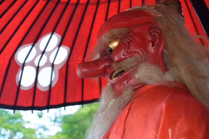 Sinh vật đáng sợ này thường khoác lên người bộ quần áo của yamabushi (thầy tu sống ở trên núi). Nó đi một đôi guốc gỗ rất cao. Tengu có khả năng giả dạng thành những thầy tu, nhà sư để truyền bá tư tưởng sai lệch cho người dân. Thêm nữa, nó còn dụ dỗ, bắt cóc trẻ em và phụ nữ. Video: Khó lý giải video "ma" theo người lên taxi (nguồn: VTC14)
