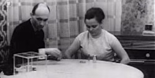 Vào những năm 1960, Nina khiến dư luận Liên Xô xôn xao khi tuyên bố sở hữu sức mạnh tâm linh. Bà phát hiện bản thân có khả năng di chuyển đồ vật mỗi khi nổi giận.