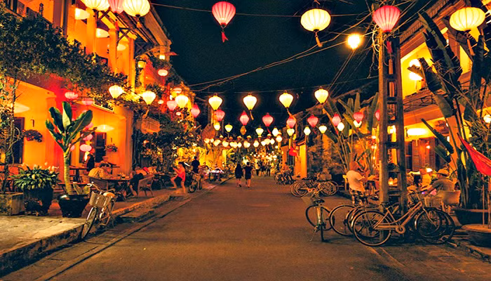 Những chiếc đèn lồng lung linh màu sắc làm phố cổ Hội An trở nên hấp dẫn và cuốn hút hơn vào buổi tối.