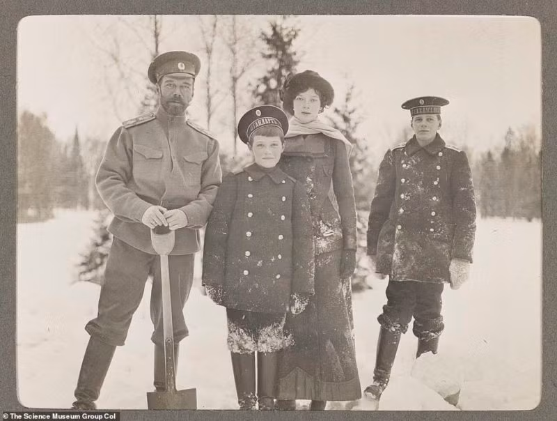 Hình ảnh gia đình Sa hoàng Nga Nicolas II trong chuyến nghỉ đông tại St Petersburg năm 1915. Những bức ảnh này hé lộ một phần cuộc sống vương giả của gia tộc Romanov trước khi toàn bộ thành viên trong gia đình bị hành quyết năm 1918.