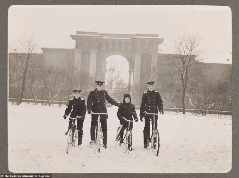 Hai cha con Sa hoàng Nga Nicholas II và Hoàng tử Alexei đạp xe đạp giữa trời tuyết.