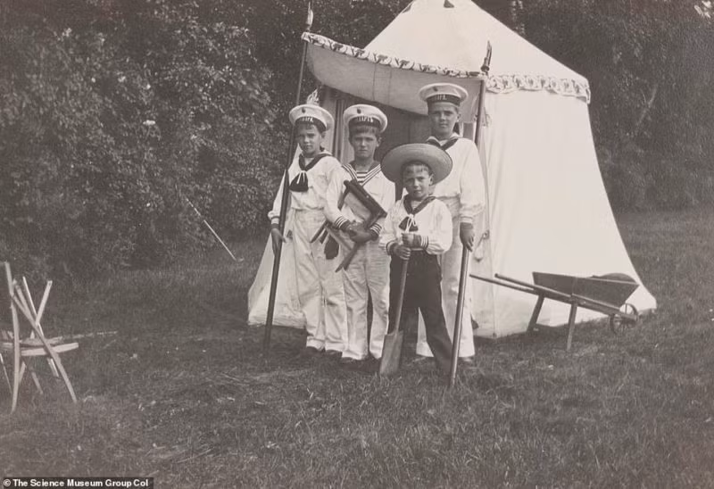 Hoàng tử Alexei - con trai Sa hoàng Nicholas II có khoảng thời gian vui vẻ bên bạn bè. Hoàng tử nhỏ khiến nhiều người thương cảm khi chống chọi với chứng máu khó đông thể nặng.