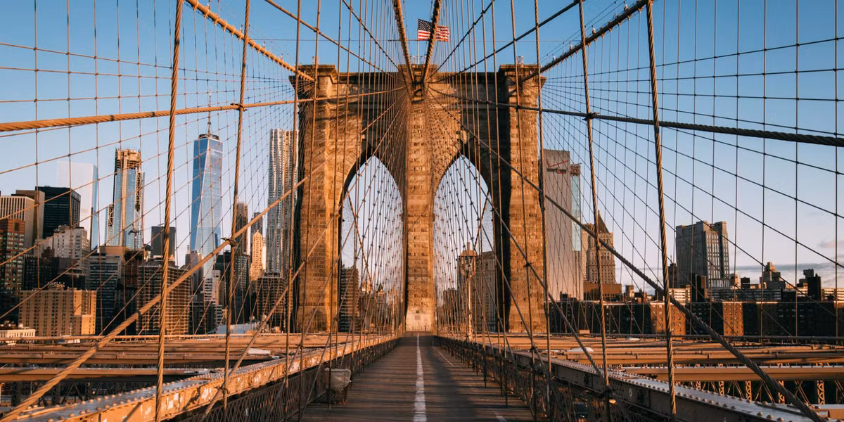 John A. Roebling là kỹ sư trưởng trong dự án thiết kế và xây dựng "Kỳ quan thứ 8" của Mỹ. Ông và gia đình trải qua nhiều bi kịch khi xây dựng cây cầu này.