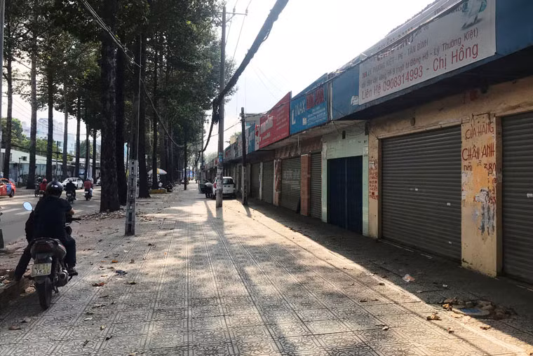 Tuy nhiên đến thời điểm này, hầu hết các kiốt đều ngưng kinh doanh, đóng cửa bỏ hoang phế và di dời đến điểm kinh doanh khác.