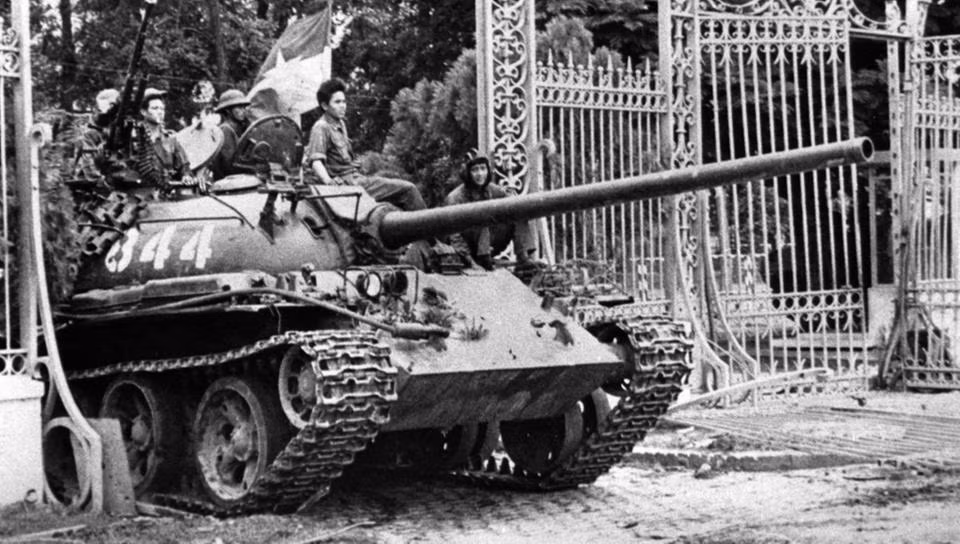 Xe tăng T-54 số hiệu 844 lăn bánh qua cổng Dinh Độc Lập.