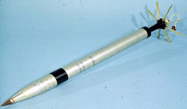 S-8 80mm trang bị động cơ rocket nhiên liệu rắn có thể hoạt động trong 0,7 giây đủ cho đạn bay đến 2km.
