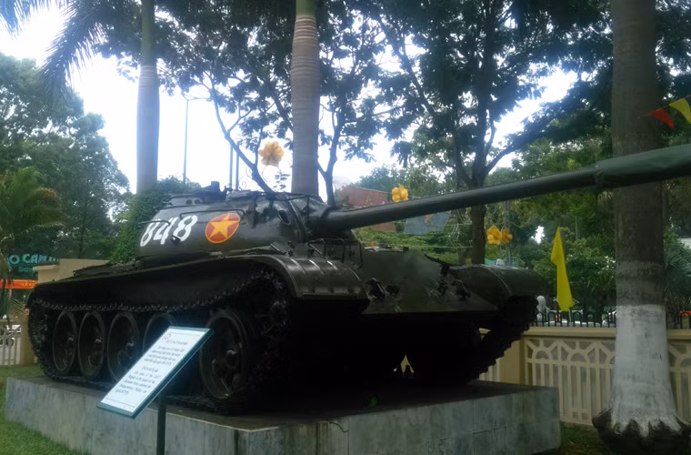 Trong 265 xe tăng tham gia chiến dịch Hồ Chí Minh, xe tăng T-54 được xem là “mũi tên thép” chủ lực đục thủng từng bức tường phòng ngự kiên cố nhất của địch. Ảnh: Xe tăng T-54 số hiệu 848 thuộc Lữ đoàn 203, nằm trong đội hình đột kích của quân giải phóng tiến vào Dinh Độc Lập ngày 30/4/1975.