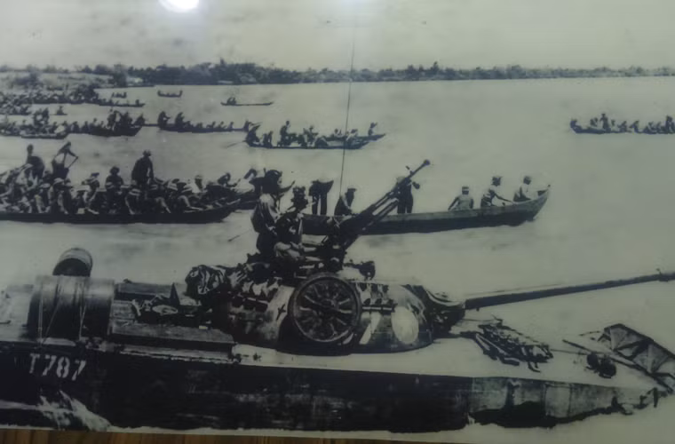 Ngoài T-54, quân đội ta còn sử dụng một số xe tăng T59 và K63-85 cùng do Trung Quốc sản xuất trên cơ sở xe tăng Nga. Ảnh: Xe tăng K63-85 đang vượt sông tiến về Sài Gòn.