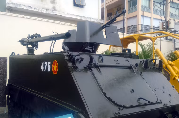 Xe bọc thép M113 của VNCH bị thu giữ trong chiến dịch giải phóng Phước Long tháng 1/1975, ngay sau đó đã được sử dụng trong chiến dịch Hồ Chí Minh. Ngoài hai ụ súng máy nguyên bản, ta còn bổ sung thêm súng không giật ĐKZ để tăng hỏa lực công phá.
