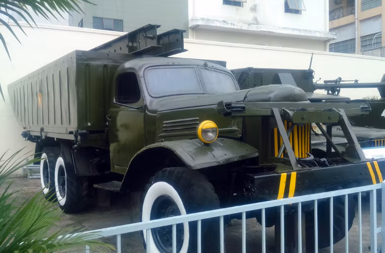 Xe công binh của Quân đoàn 1 tham gia phục vụ các đơn vị vượt sông trong chiến dịch Hồ Chí Minh.