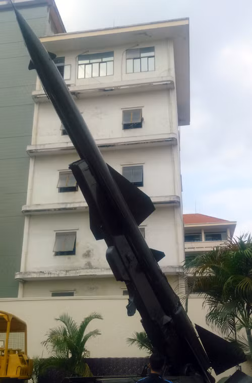Trên suốt tuyến đường tiến về Sài Gòn, để đề phòng máy bay địch (lúc này còn rất mạnh), quân đội ta cũng đã triển khai các bệ phóng tên lửa SAM-2 và pháo cao xạ 57mm, 37mm…