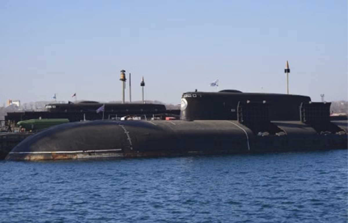 Phiên bản còn lại mang tên lửa đạn đạo (SSGN) sẽ thay thế tàu ngầm lớp Antey dự án 949A (ảnh) và được trang bị tên lửa hành trình siêu thanh Zircon.