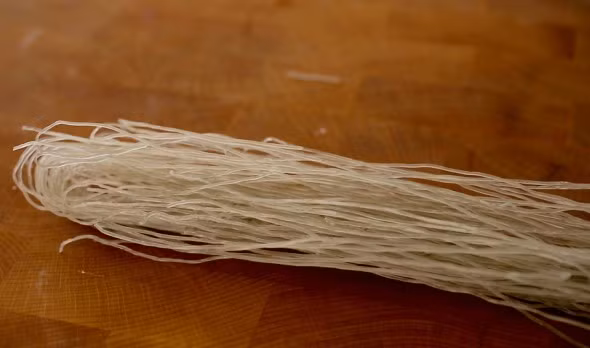 Miến ngâm với nước ấm cho nở mềm. Chọn loại miến càng dai càng ngon.