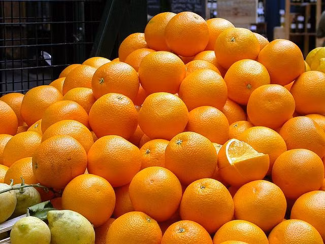 Nếu uống quá nhiều vitamin C so với nhu cầu của cơ thể, chẳng những cơ thể sẽ đào thải mà còn gây ra những triệu chứng như chóng mặt, tiêu chảy, đau dạ dày. Lượng vitamin C trung bình mỗi ngày nên ở khoảng 2.000mg từ tự nhiên. Nếu uống hơn 500mg vitamin C dạng thuốc mỗi ngày thì bạn còn có nguy cơ bị sỏi thận. 