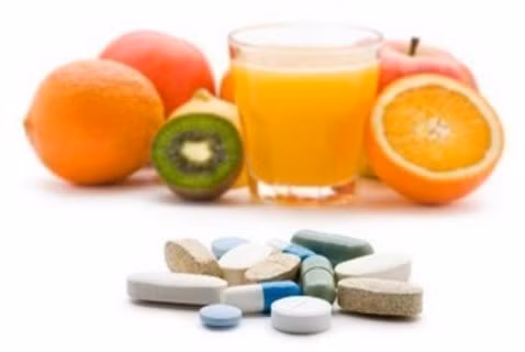 Vitamin C có tác dụng rất tốt trong việc phòng cảm lạnh và chống viêm nhiễm nhưng điều này chỉ áp dụng với vitamin C tự nhiên từ thực phẩm. Áp dụng nguyên tắc tương tự với vitamin C dạng thuốc bổ sung là hoàn toàn sai vì chưa có bằng chứng nào cho thấy uống bổ sung vitamin C có thể phòng cảm lạnh. 