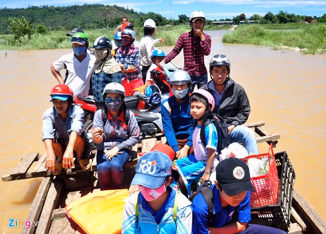 Dù chính quyền địa phương liên tục khuyến cáo mỗi chuyến đò chỉ chở 12 người nhưng lúc sáng sớm, trưa hoặc chiều tối người dân, học sinh ai cũng nôn nóng muốn qua sông sớm nên thường quá tải.